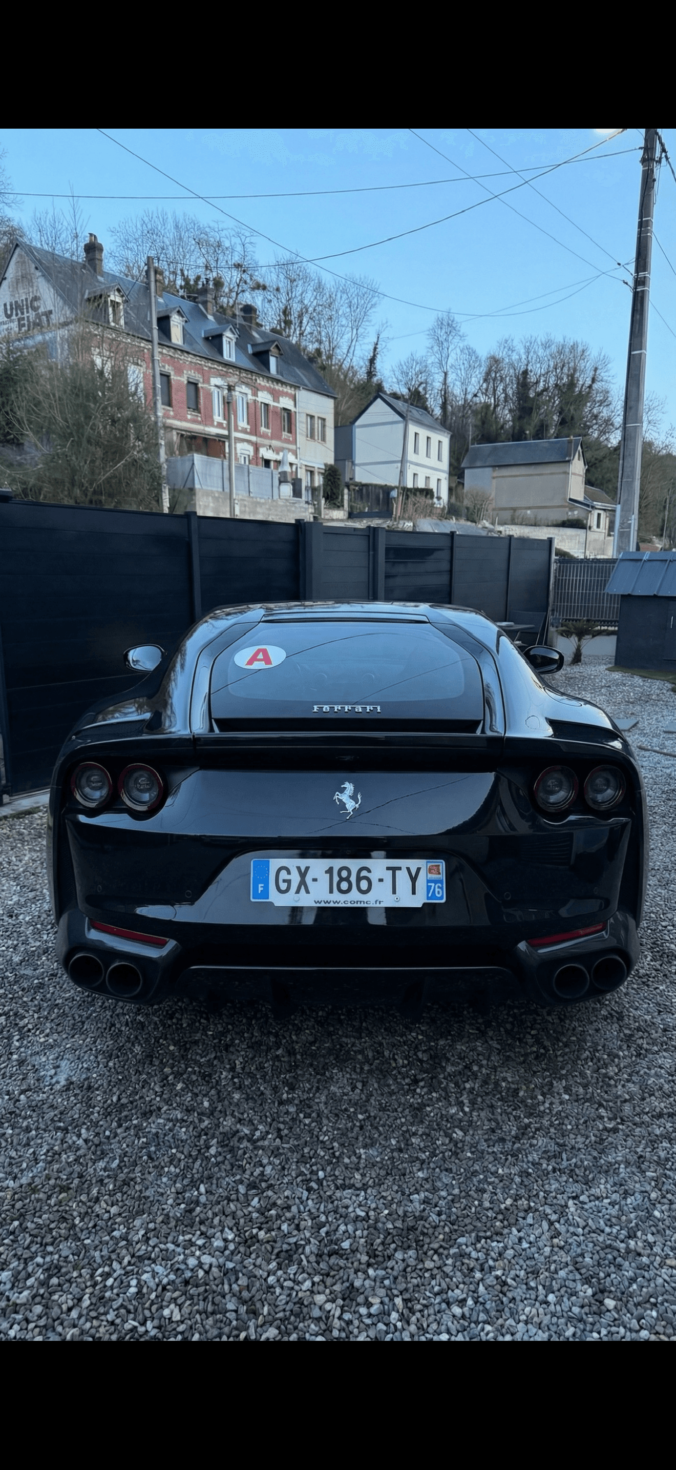 Ferrari 812 dans le même décor